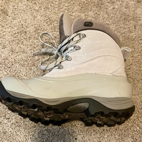 The North Face Women’s Chilkat Ivory and Beige Winter Snow Boots Size 7 US - Picture 5 of 9